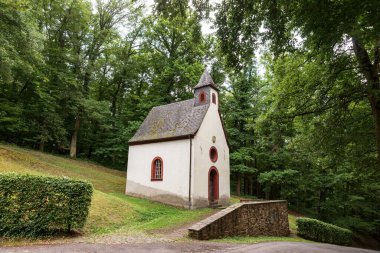 Ormandaki küçük beyaz kilise