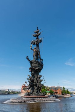 Moskova 'daki Büyük Peter Heykeli. Zurab Tsereteli tarafından Büyük Peter 'ın kurduğu Rus Donanması' nın 300 yıllık anısına tasarlanmıştır. Güneşli bir günde çekilen. 