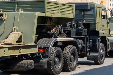 Moskova / Rusya - 06: 24 2020: Rus askeri yeşil Kamuflaj Kamyonu 'na bakın. En iyi ordu ve sivil ağır yük aracı. 