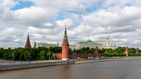 Vista Kremlin Moscú Junto Río Día Nublado Toma Hora Verano — Foto de Stock