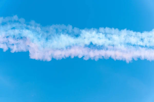 航空機によって生成されるカラフルな煙雲 青と白で空に表示されます 装飾のための素晴らしい背景 — ストック写真