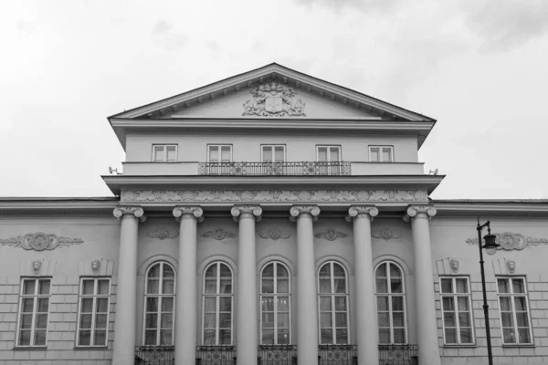 Fassade Eines Gebäudes Mit Säulen Schwarz Weiß Bild — Stockfoto