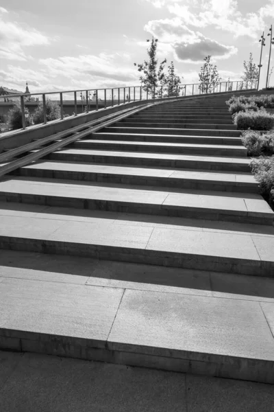 Svart Och Vitt Tomt Utomhus Trappa Parken Perspektiv Grå Trappa — Stockfoto