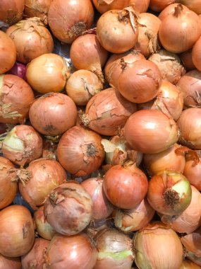 Yakından bakınca, marketteki ya da çiftlik rafındaki soğan soğanları görüyorum. Soğan, sağlıklı yemek hazırlamak için geleneksel yemek malzemesidir.. 