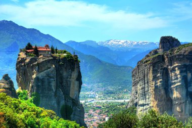 Yunanistan kuzeyinde yer alan Meteora manastırları görünümünü. Manastır 600 metre yüksekliğindeki ulaşabilirsiniz kayalar üzerine kurulmuş bir grup olduklarını.