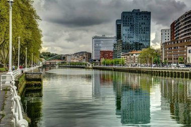Bilbao, İspanya Bu alanının tipik bir gri gününde Bizkaia (İspanya) haliç manzarası. Bu fotoğrafta biz Japon mimar tarafından inşa Izosaki kuleleri görebilirsiniz.
