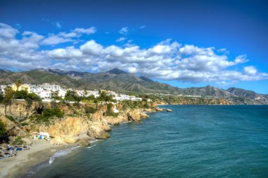 Nerja sahilinin manzarası, Malaga (Ispanya). Arka planda biz bu Ispanyol eyaletine karakter veren dağlar görmek.