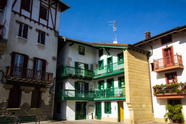 Hondarribia, Gipuzkoa (İspanya) bir balıkçı köyü bir köşesinde görünümü. Balkonlarındaki evler teknelerin boyasından artıklarla boyandı..