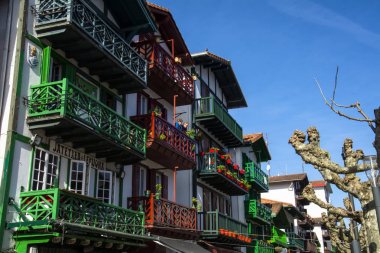 Tipik evleri ile Hondarribia teknelerin resim artıkları ile boyanmış. Bu balıkçı köyü Gipuzkoa, İspanya eyaletine aittir..