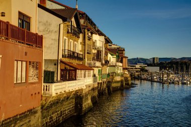 Gün batımında San Juan biletleri. Bu sahil kasabası İspanya'nın Gipuzkoa eyaletine aittir. Evler denize bağlı..