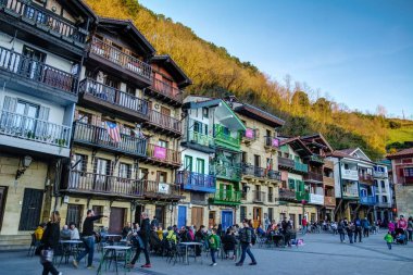 İspanya'nın Gipuzkoa eyaletine ait bir sahil kasabası olan Pasajes de San Juan'daki tipik evler. Evler teknelerin boyanmasını kalan boyaile boyandı..