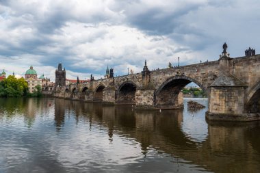 Prag 'daki Eski Şehir Köprüsü ile Charles Köprüsü.