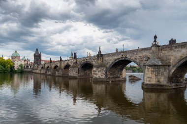 Prag 'daki Eski Şehir Köprüsü ile Charles Köprüsü.