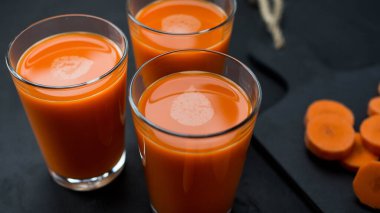 Gözlüklü havuç suyu, koyu arkaplan.