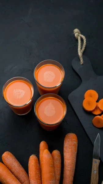 Gözlüklü havuç suyu, koyu arkaplan.