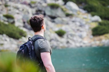 Zirveye doğru dağ gezisine çıkan bir adam. Yürüyüş kavramı.