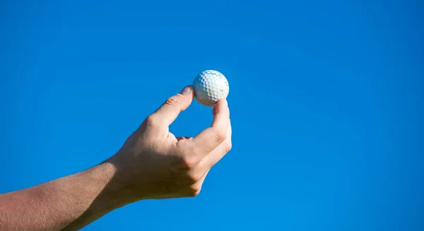 Golfbal Hand Gehouden Tegen Het Blue Sky Golfconcept — Stockfoto
