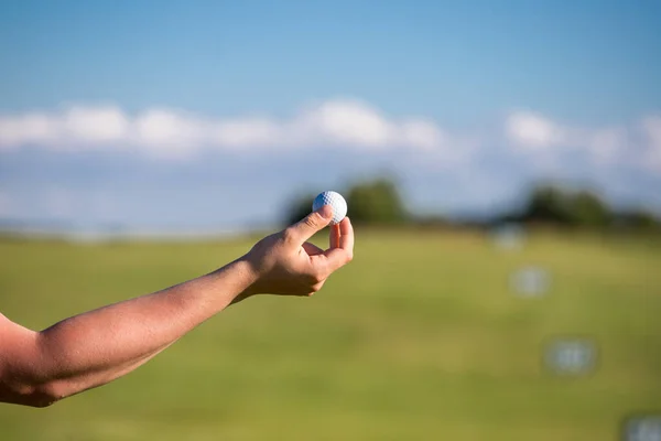 Egy Személy Kezében Egy Golflabda Háttérben Golfpálya Golf Koncepció — Stock Fotó