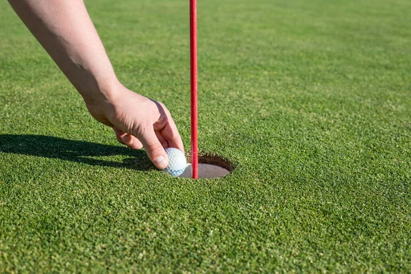 Una Persona Sacando Una Pelota Golf Agujero Campo Golf Concepto —  Fotos de Stock