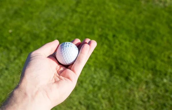 Golfball Der Hand Auf Dem Golfplatz Golfkonzept — Stockfoto