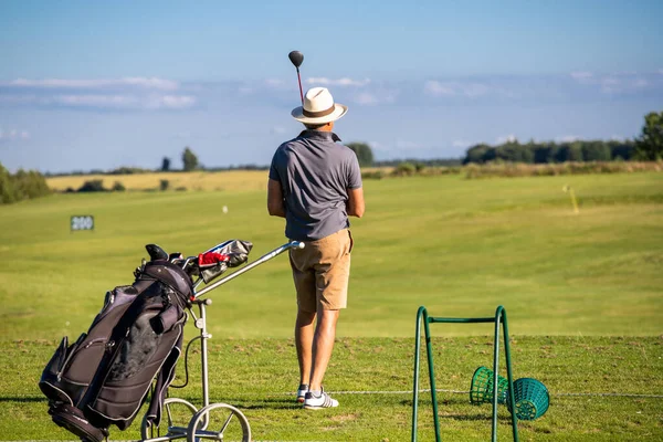 Golfista Después Golpear Pelota Mirando Hacia Campo Golf —  Fotos de Stock