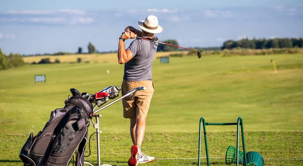 Golfista Realizando Swing Campo Golf —  Fotos de Stock