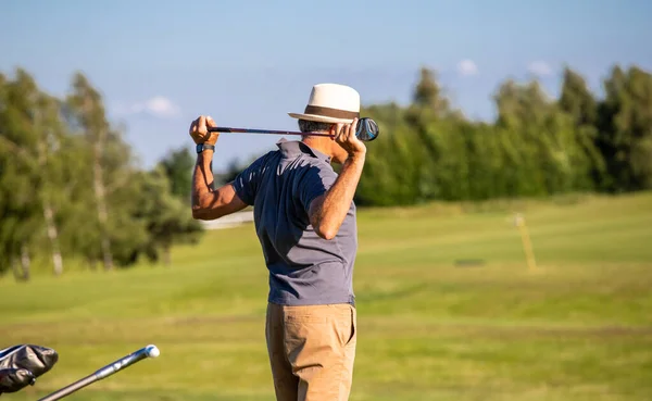 高尔夫球手打高尔夫球前热身的人 — 图库照片