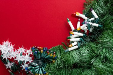 Kırmızı arkaplandaki Noel ağacı için çeşitli dekorasyonlar.