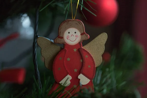Ein Hölzerner Engel Auf Einem Weihnachtsbaum — Stockfoto