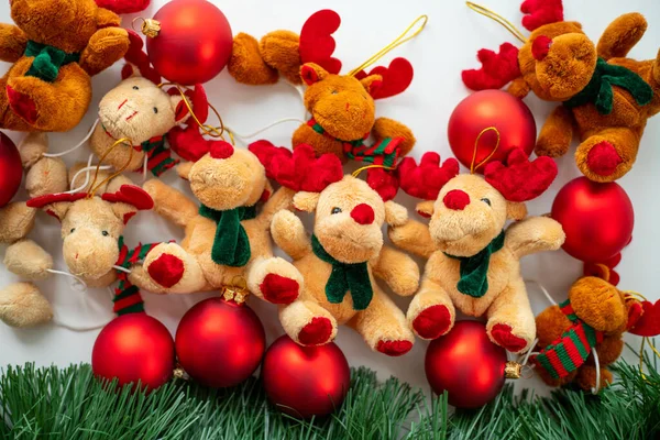 Noel ağacında dekoratif ren geyiği