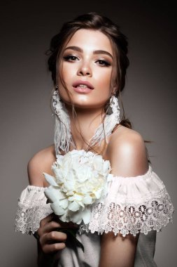 Güzel kadın modelinin göz kamaştırıcı portresi. Günlük makyajlı ve romantik dalgalı saç stili..