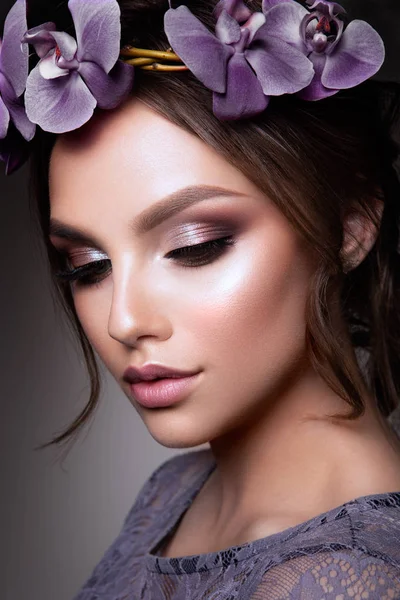 Hermosa chica con flores. — Foto de Stock