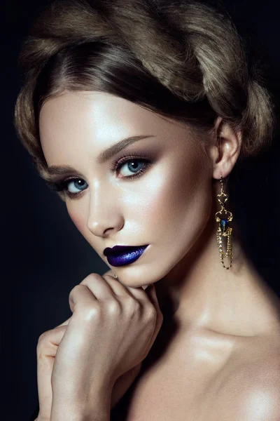 美丽的蓝色嘴唇的年轻模型 — 图库照片