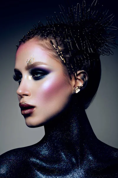 Modell med ljus makeup och färgglada glitter — Stockfoto