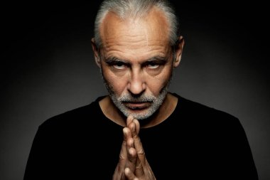 Ciddi üst düzey sakallı adam