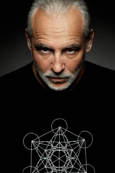 Ciddi üst düzey sakallı adam