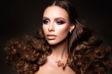 Kalıcı makyaj ile güzel genç esmer