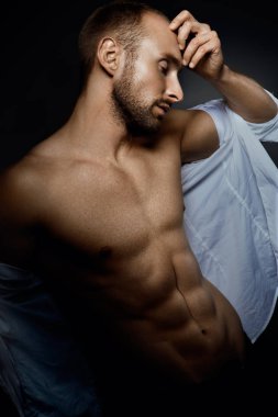 Sağlıklı kaslı genç adam..