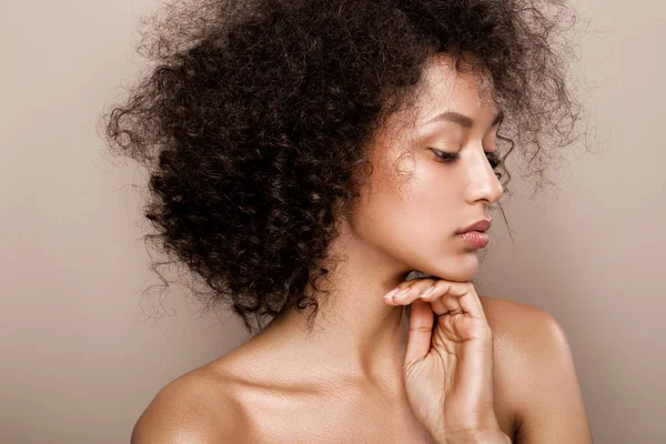 Retrato de estúdio de moda de bela mulher afro-americana — Fotografia de Stock