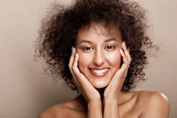 Retrato de estúdio de moda de bela mulher afro-americana — Fotografia de Stock