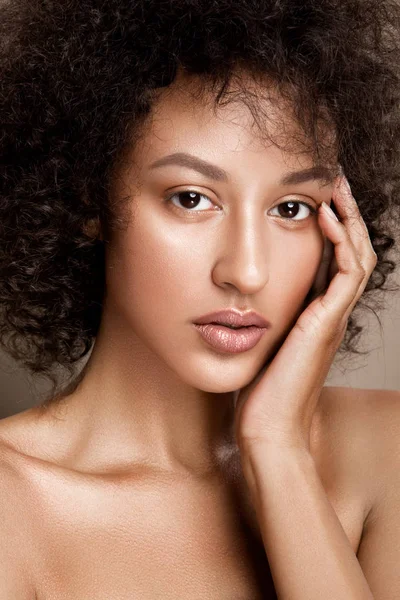 Portret studio moda piękne african american Kobieta — Zdjęcie stockowe