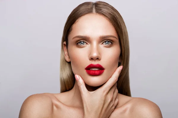 Beau modèle jeune avec lèvres rouges — Photo