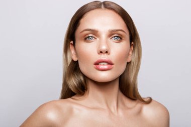 Doğal makyaj modeliyle Güzellik Portresi