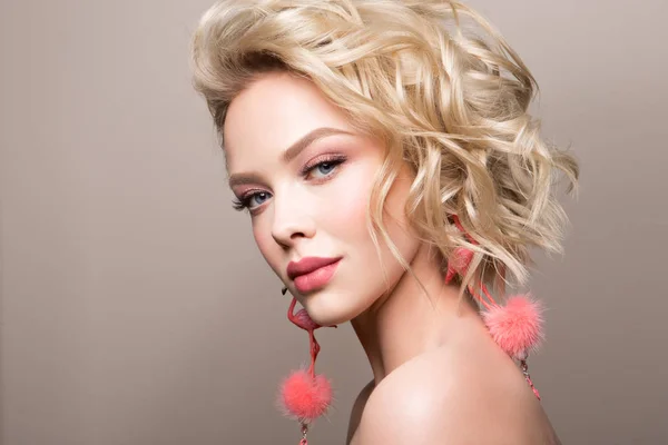 Retrato de glamour de modelo menina bonita com maquiagem e penteado ondulado romântico . — Fotografia de Stock