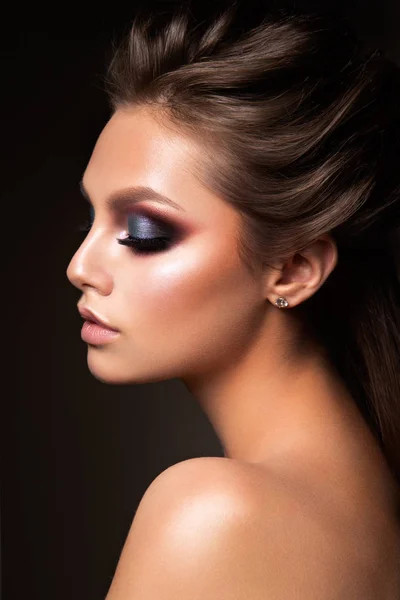 Primer plano de la hermosa cara femenina con maquillaje colorido —  Fotos de Stock