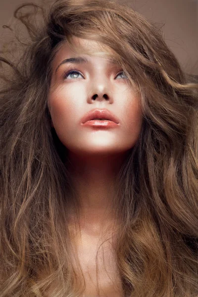 Retrato de cerca de una mujer hermosa con maquillaje brillante — Foto de Stock