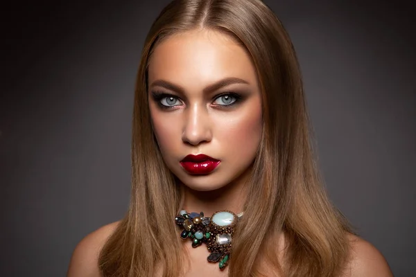 Portrait of elegant woman with red lips — Stock Photo, Image