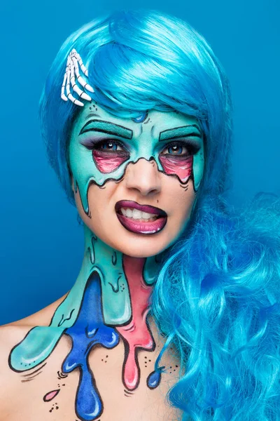 Fashionabla zombie flicka. Porträtt av en pin-up zombie kvinna. Kroppsmålning projektet. Halloween smink. — Stockfoto
