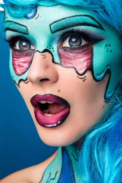 세련 된 좀비 소녀입니다. 핀-업 좀비 여자의 초상화입니다. 바디 페인팅 프로젝트입니다. 할로윈 메이크업. — 스톡 사진