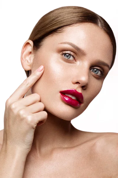 Gyönyörű fiatal modell a wight-háttér piros ajkak isoleted — Stock Fotó